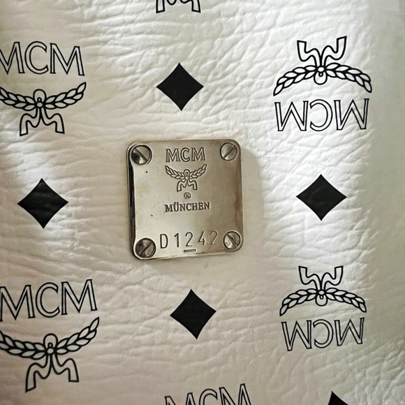 Almost New, Pre-Loved MCM Visetos Leather Tote Bag in White - Picture 4 of 12